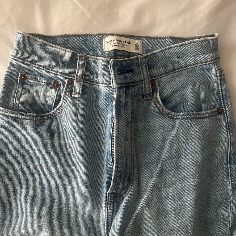 Abercrombie & Fitch Women’s 90s slim straight ultra high rise jeans (00 / 24)